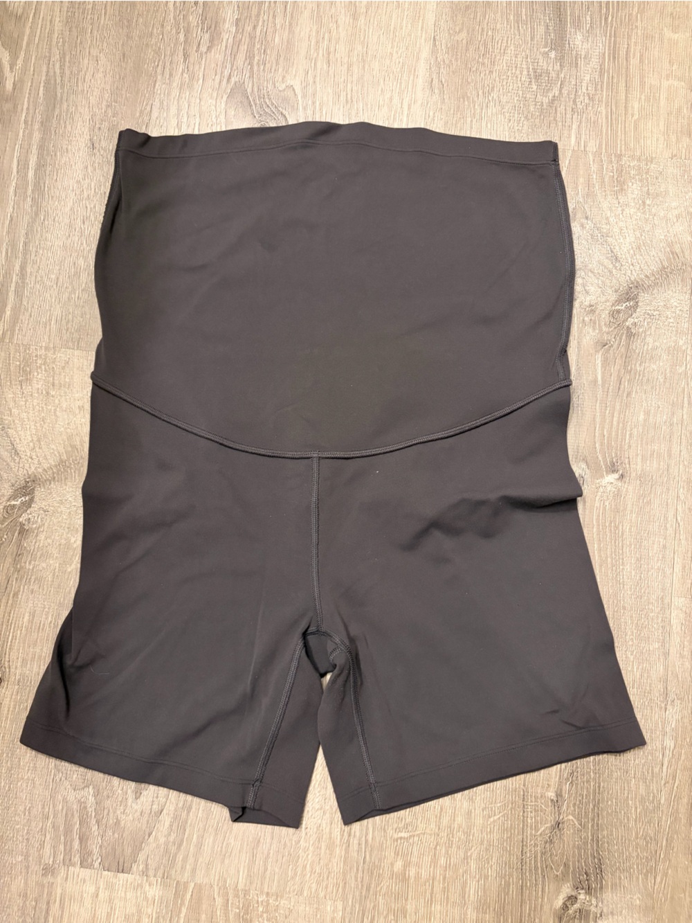 Women's CRZ YOGA Butterluxe Maternity Biker Shorts 6"- Size Medium- Pre-owned
